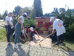 Волонтеры МБОУ СОШ №32 ст. Успенская активно участвуют в уборке Мемориала Славы