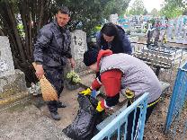 Депутаты навели порядок на могилах ветеранов ВОВ