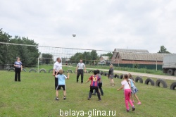 Александр Коклин и главы сельских поселений сыграли на дворовой спортивной площадке с местной ребятней в пионербол